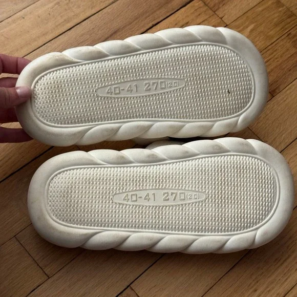 Novelty Cow Slippers - Fun Comfort Slides, Cozy House Shoes Size 40-41 - Picture 3 of 7